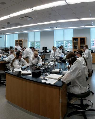 化学学生第一次使用阿克利大厅的实验室.